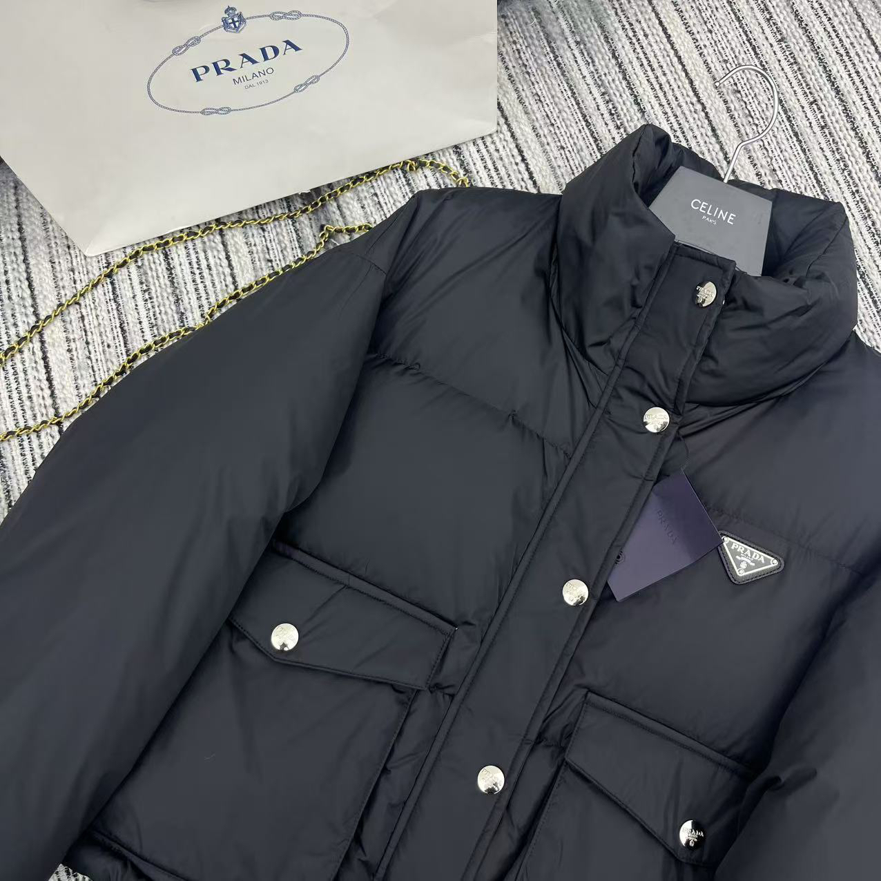 プラダ「Prada」冬の新作 スタンドカラー付きコットンジャケット