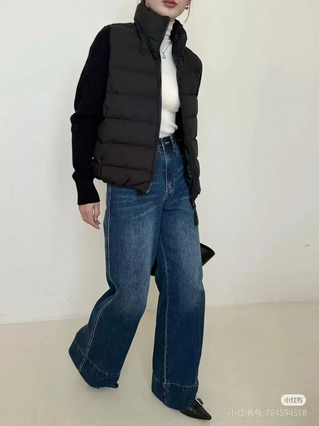 モンクレール（Moncler）の 24S 新作、袖が編み地とつなぎ合わされたパーカ付きの薄手ダウンジャケット