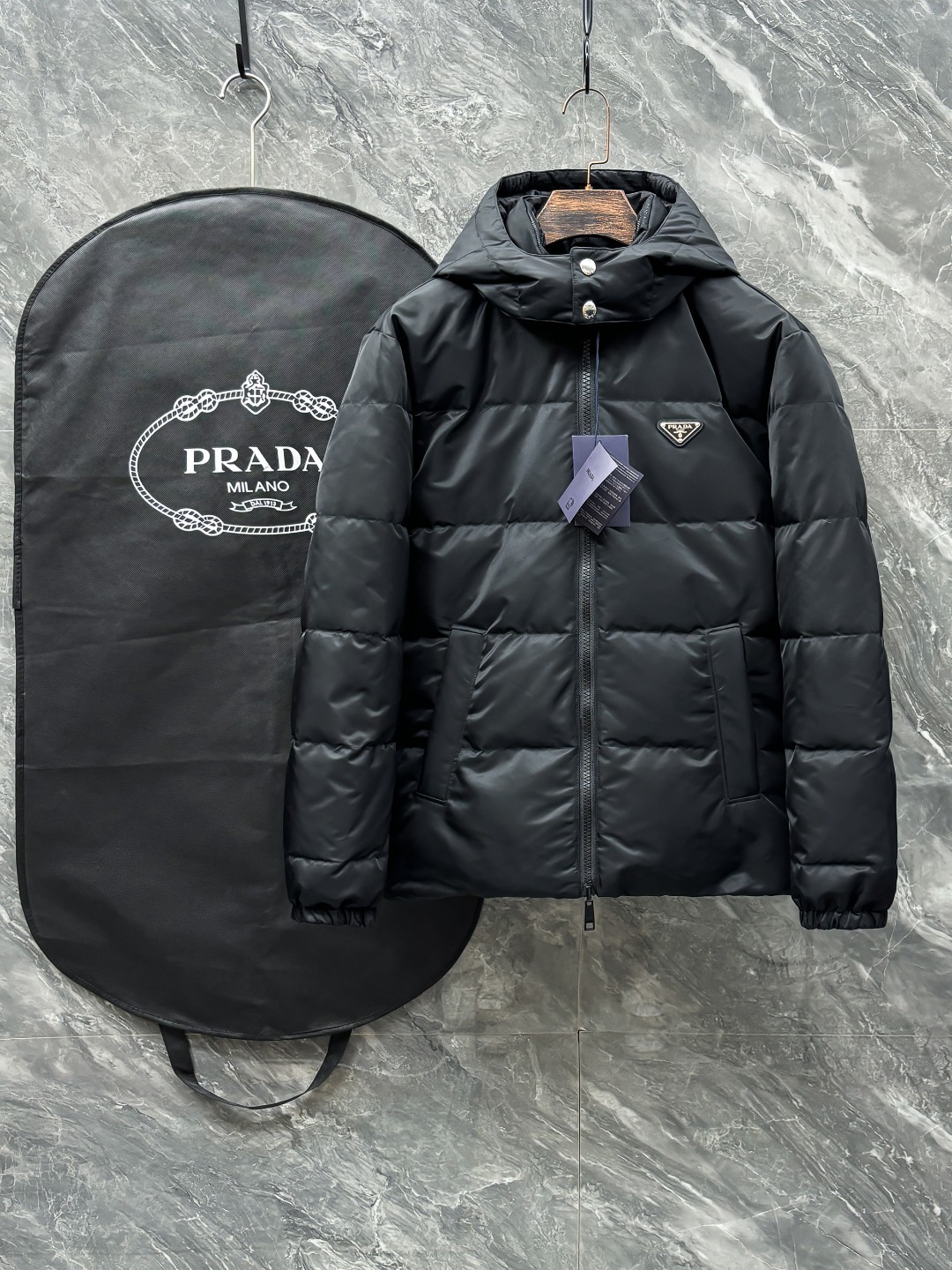 プラダ「Prada」秋冬フード付きダウンジャケット 両面着用