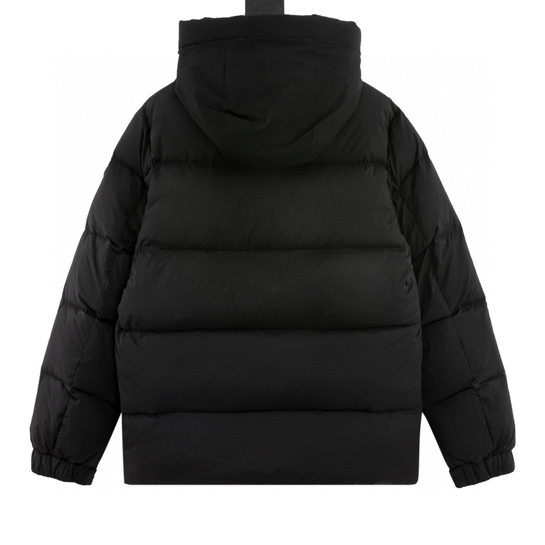 Moncler Madeira 22Fw のゲート（ドア）部分に立体彫刻のエンボス加工されたアルファベットが付いたダウンジャケッ