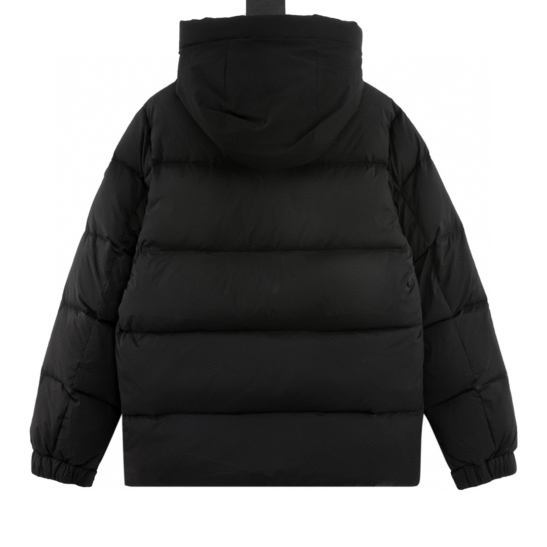 Moncler Madeira 22Fw のゲート（ドア）部分に立体彫刻のエンボス加工されたアルファベットが付いたダウンジャケッ