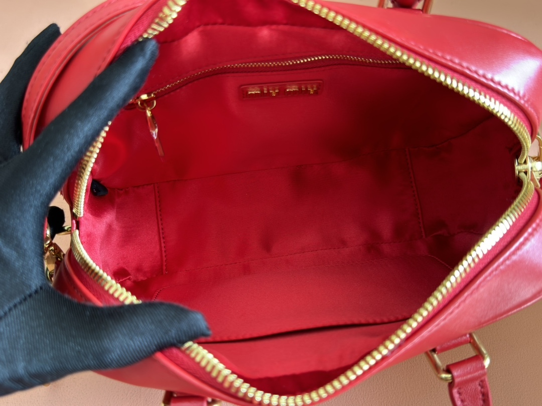 ミュウ ミウ(Miu Miu)マトラッセ シープスキン ミディアム ボウリング トート クロスボディバッグ