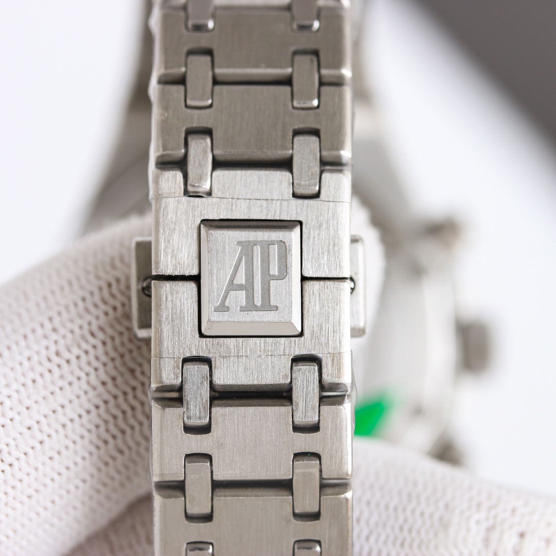 オーデマピゲ［Audemars Piguet］ロイヤルオーク 26715BC メンズ 腕時計40MM