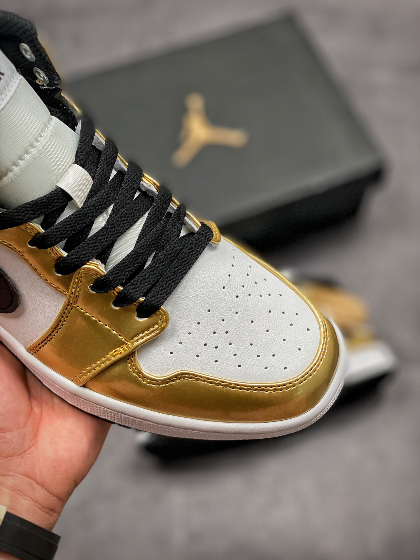 ナイキ「Nike」  エアジョーダン1 ミッド "メタリックゴールド" スニーカー