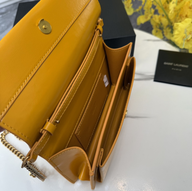 サンローラン「Saint Laurent」SUNSET BOX レザー クラッチバッグ