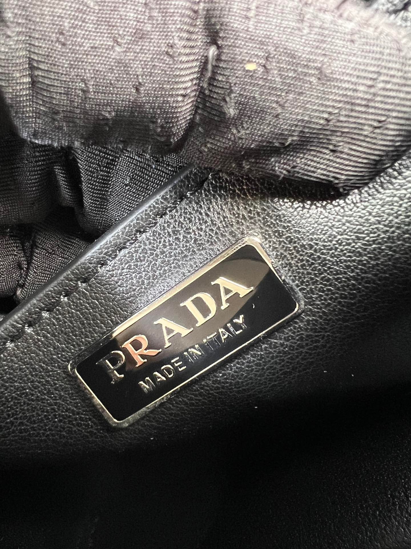 プラダ「Prada」逆三角形チェーン フラップショルダーバッグ ミニバッグ