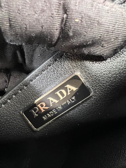 プラダ「Prada」逆三角形チェーン フラップショルダーバッグ ミニバッグ