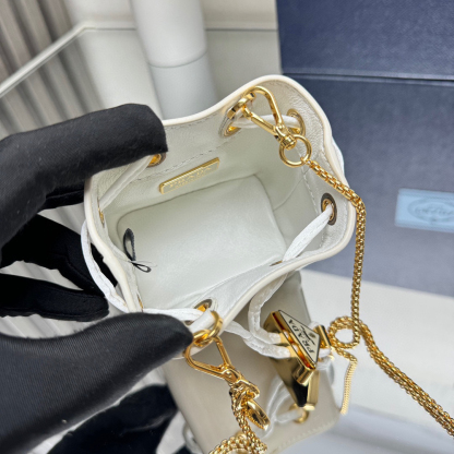 プラダ「Prada」エナメルレザー ボトルバッグ ミニバッグ