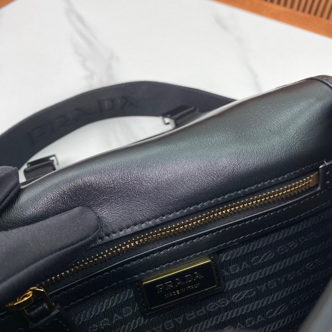 プラダ「Prada」刺繍ジャカードメッセンジャーバッグ