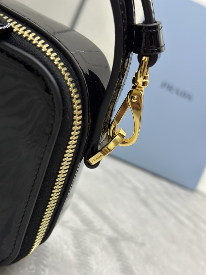プラダ「Prada」クワイエットレザー カメラバッグ