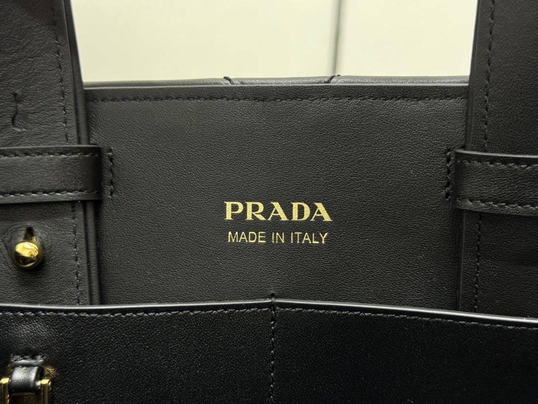 プラダ「Prada」ラージトートバッグ