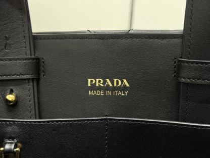 プラダ「Prada」ラージトートバッグ
