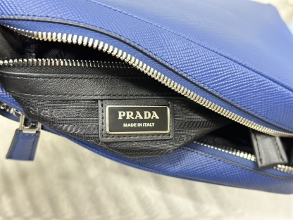 プラダ「Prada」エンブロイダードストラップ メンズショルダーバッグ