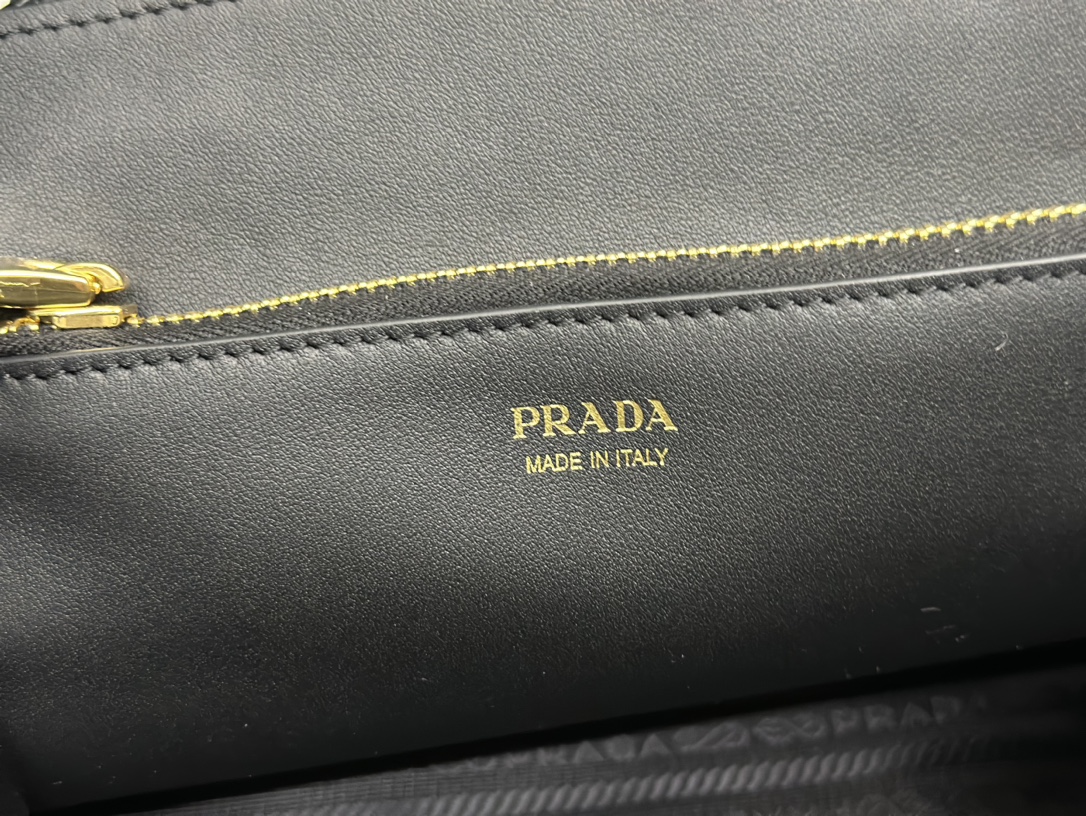 プラダ「Prada」アップグレード ラージトートバッグ（テキスタイルストラップ）