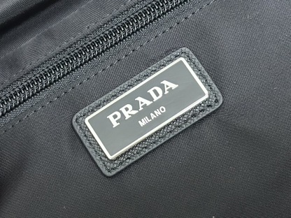 プラダ「Prada」 テッスート＆サフィアーノ メッセンジャーバッグ