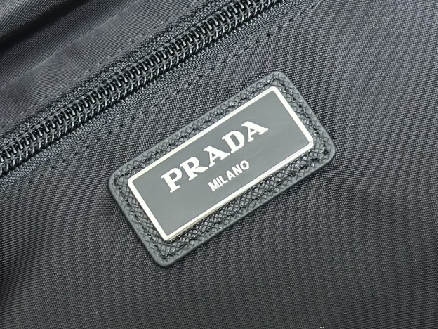 プラダ「Prada」 テッスート＆サフィアーノ メッセンジャーバッグ
