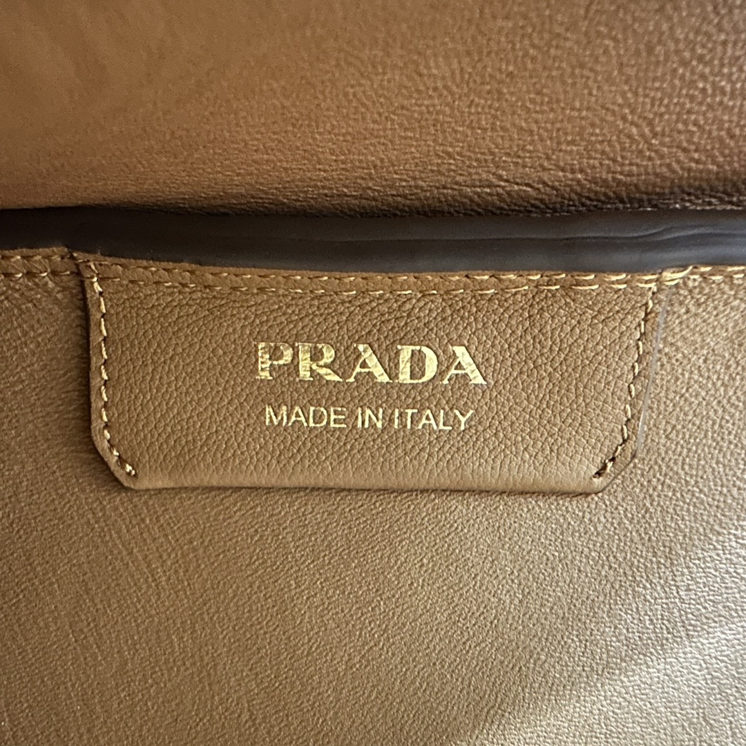 プラダ「Prada」 スムースレザー デュアルストラップバッグ