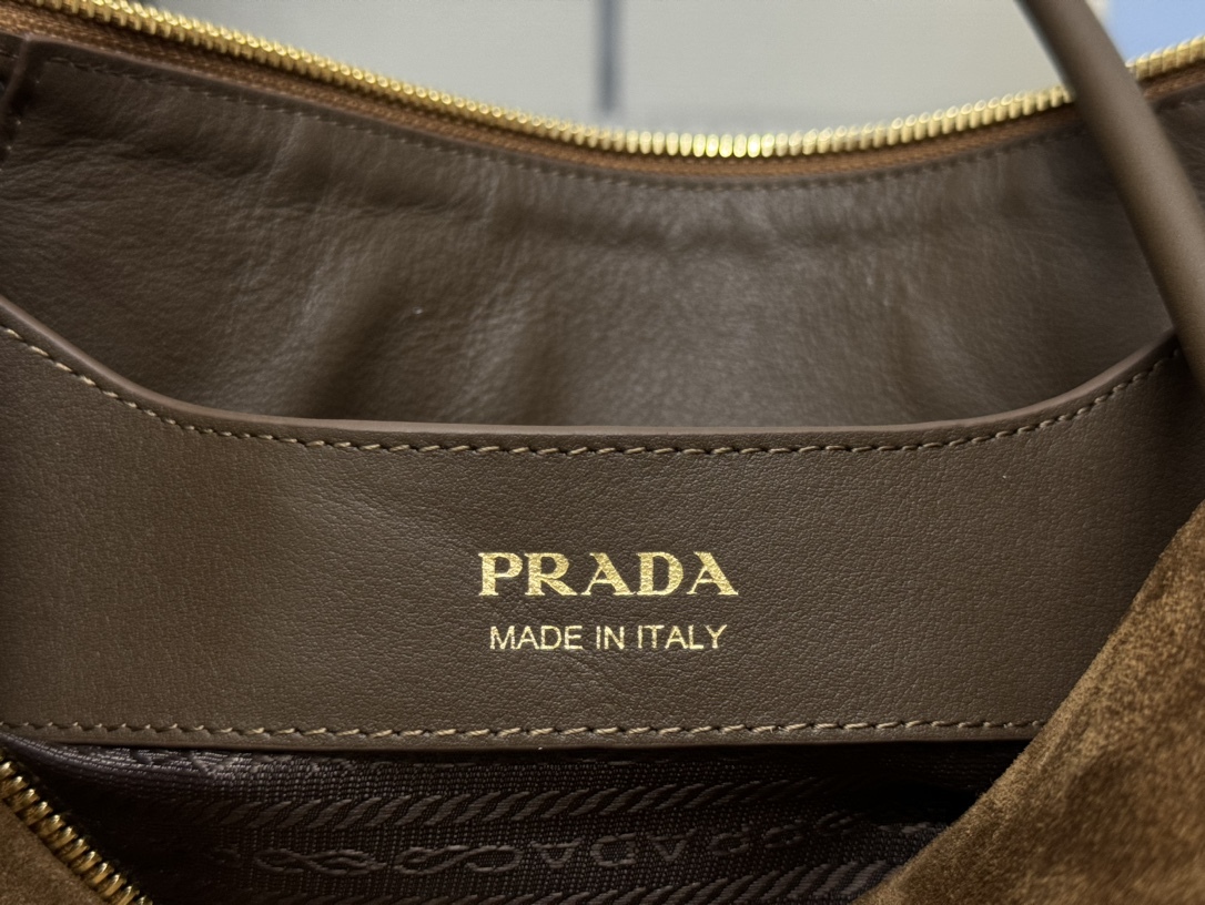 プラダ「Prada」 スエードレザー アンダーアームバッグ