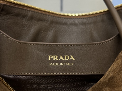 プラダ「Prada」 スエードレザー アンダーアームバッグ