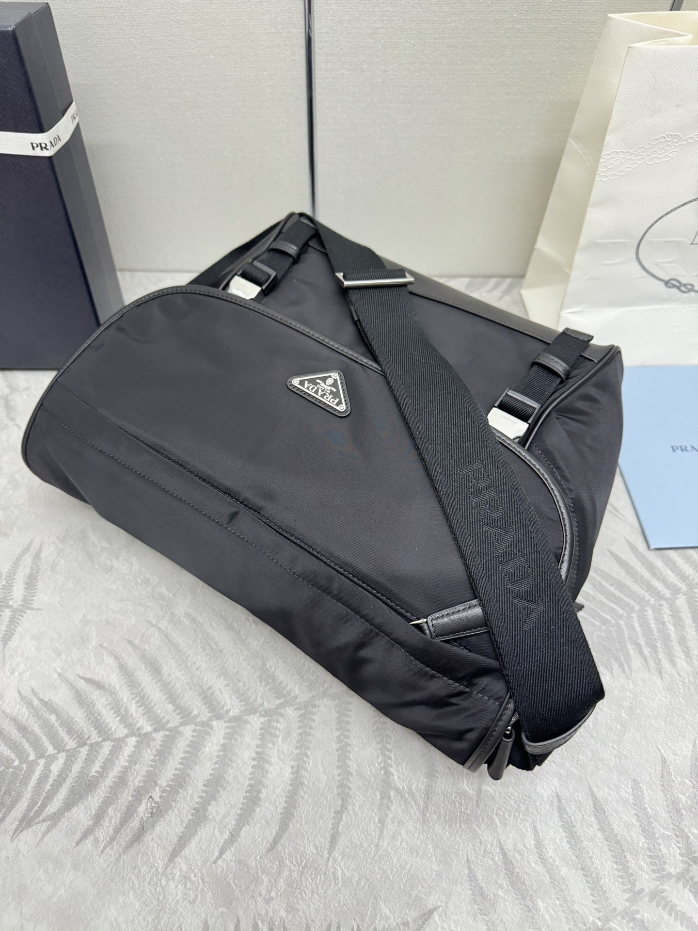 プラダ「Prada」 Re-Nylon® メッセンジャーバッグ