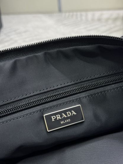 プラダ「Prada」テッスート ウェストバッグ