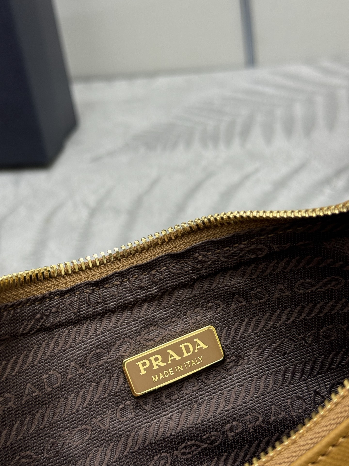 プラダ「Prada」サフィアーノ クロスボディバッグ