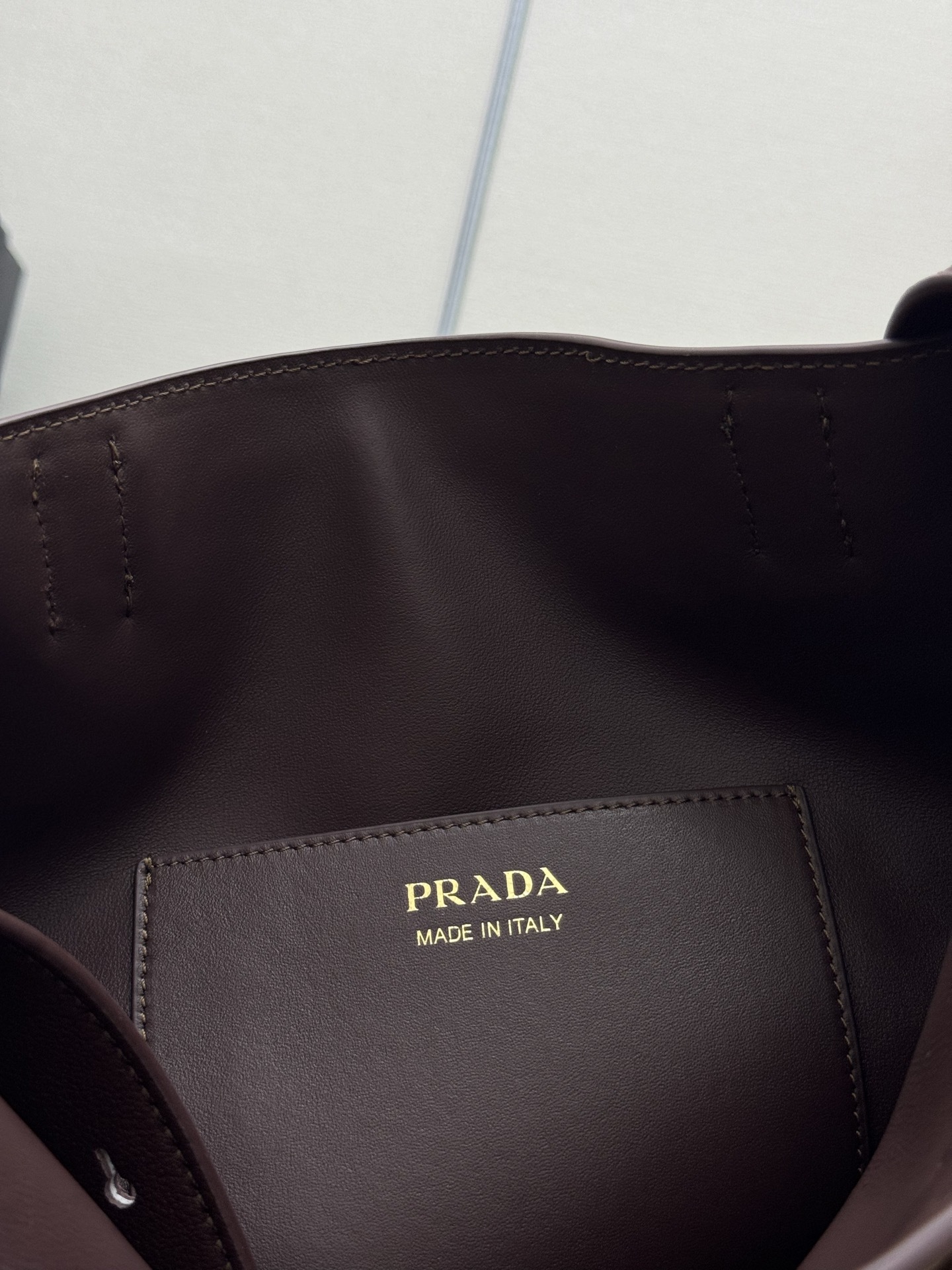 プラダ「Prada」メタルチェーン バケットバッグ