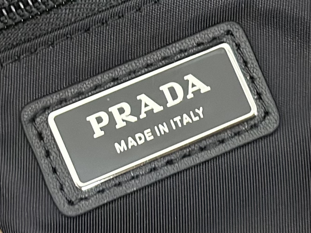 プラダ「Prada」 テッスート メンズショルダーバッグ