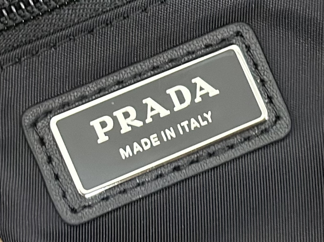 プラダ「Prada」 テッスート メンズショルダーバッグ