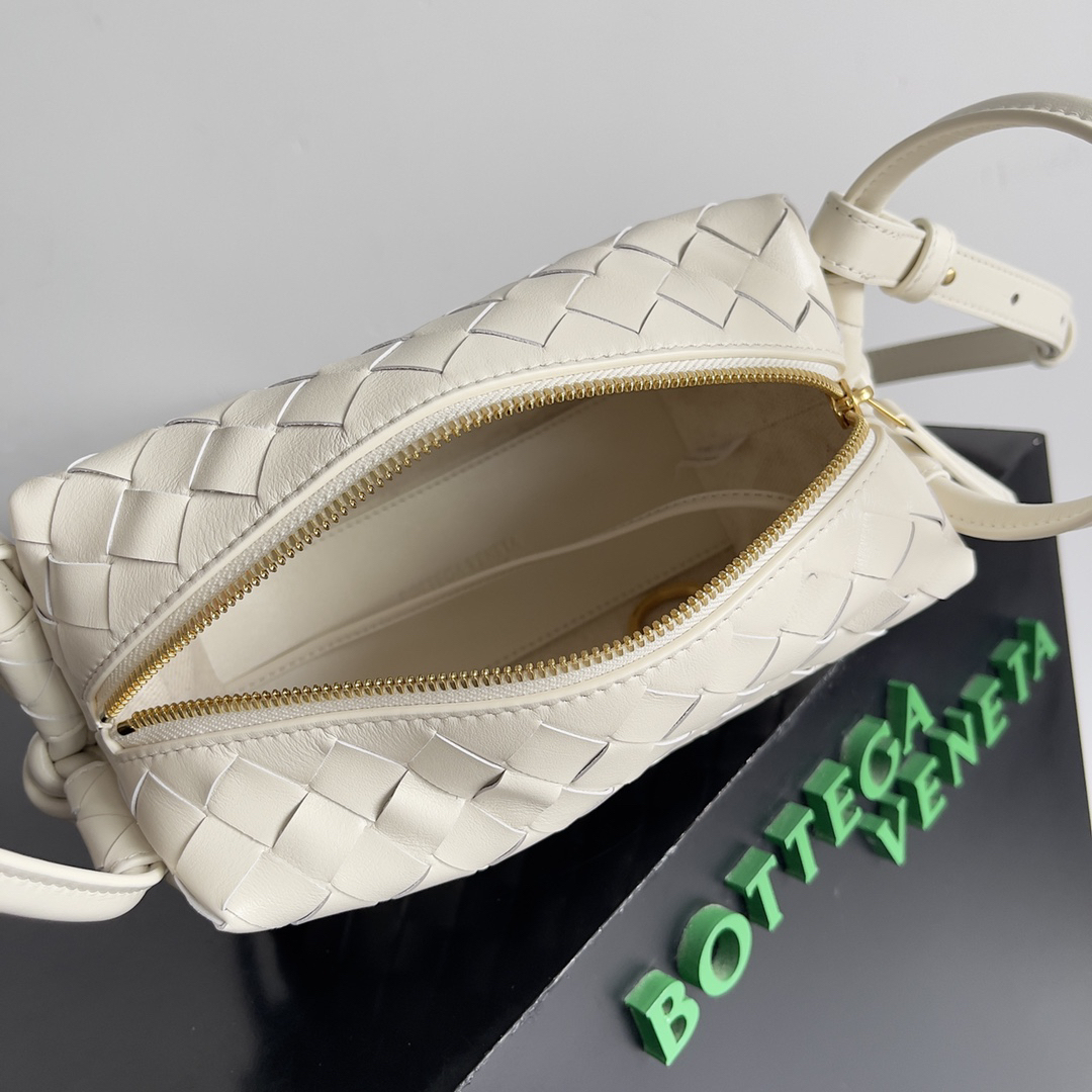 ボッテガ・ヴェネタ「Bottega Veneta」ループ マルチウェアバッグ