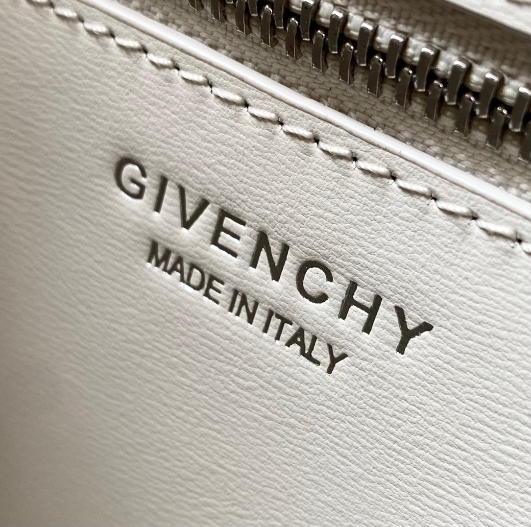 ジバンシィ「Givenchy」スモール アンティゴナ ボックスレザー バッグ