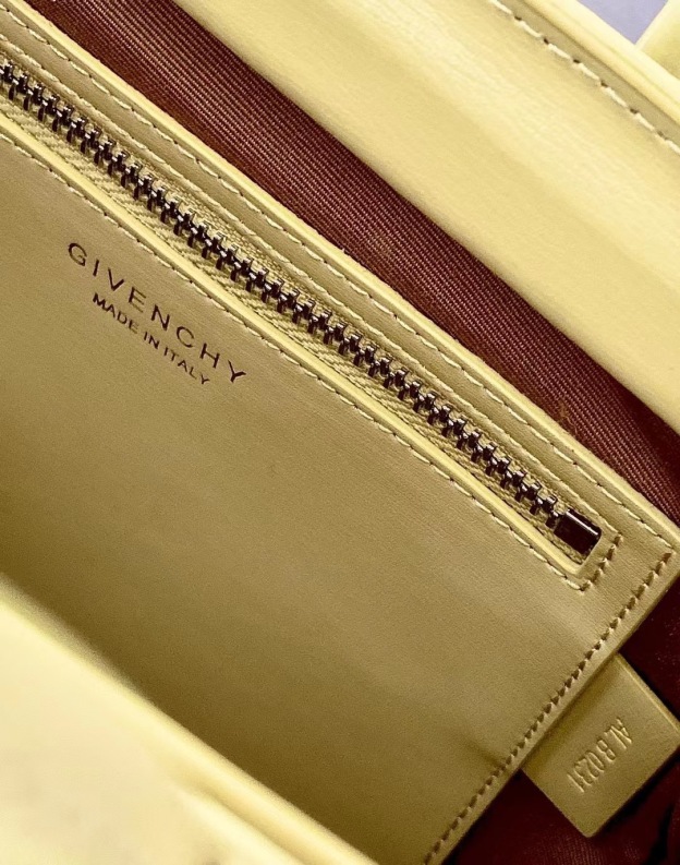 ジバンシィ「Givenchy」スモール アンティゴナ ボックスレザー バッグ