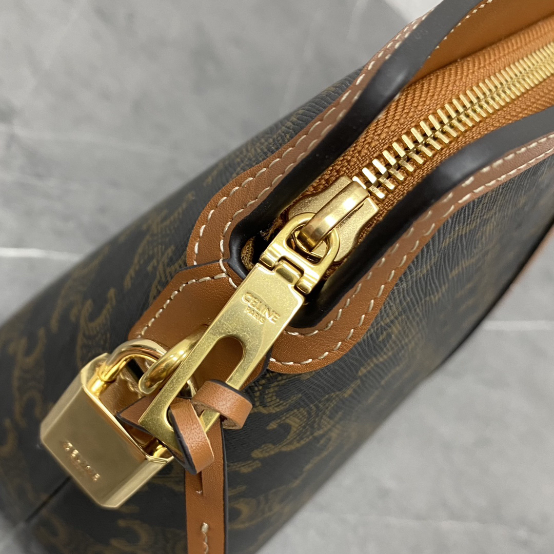 セリーヌ(Celine)ロック トイレタリーポーチ / トリオンフキャンバス＆カーフスキン