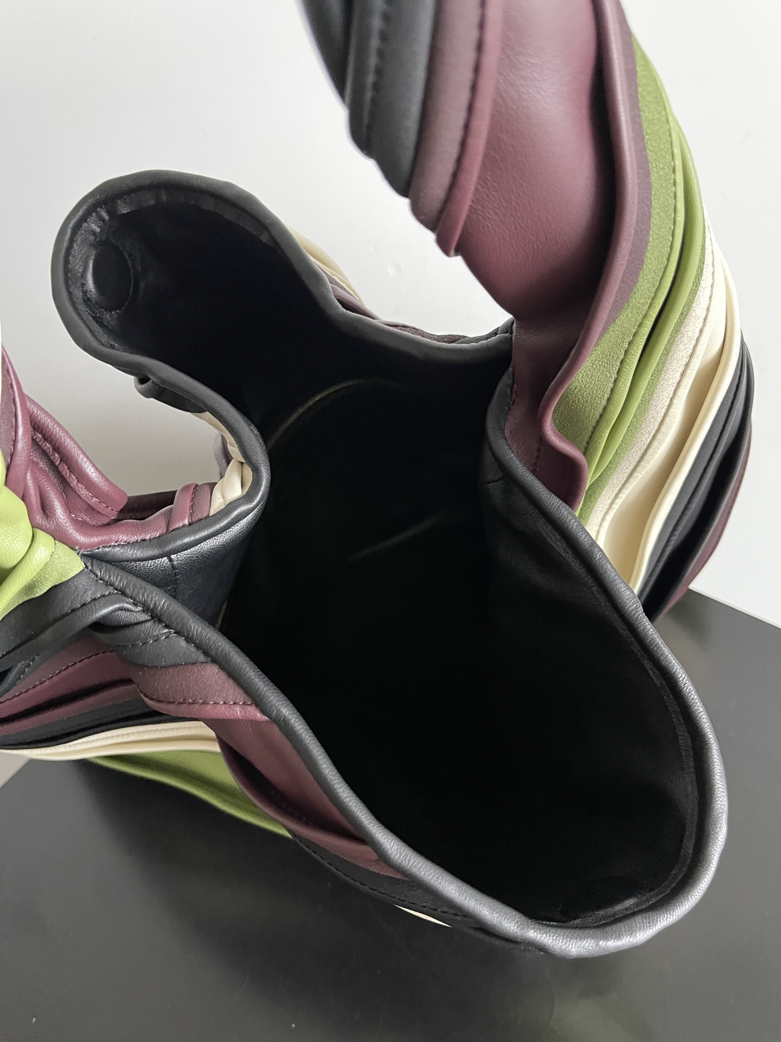 ボッテガ・ヴェネタ「Bottega Veneta」ラージホップ レザー ショルダーバッグ