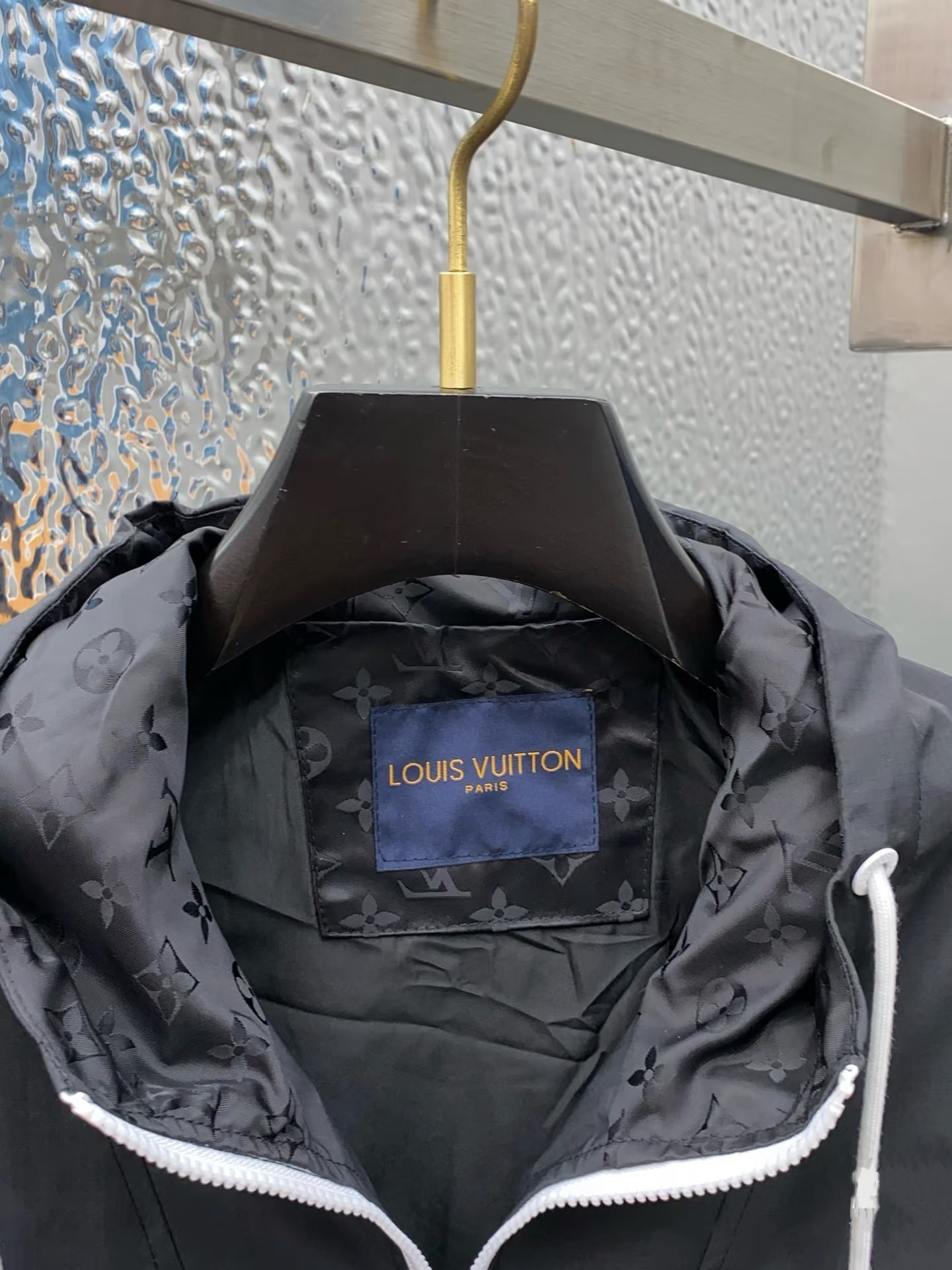 ルイ・ヴィトン「Louis Vuitton」2025SS 新作 刺繍ロゴ フード付きアウトドアジャケット