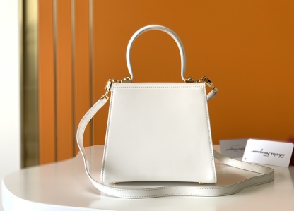 フェラガモ「Ferragamo」ミュージアムコレクシトッョンプハンドル ショルダーバッグ