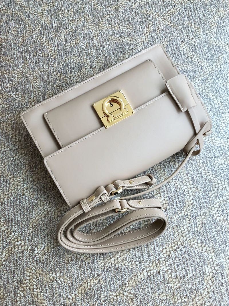 フェラガモ「Ferragamo」ガンチーニトップハンドルバッグ