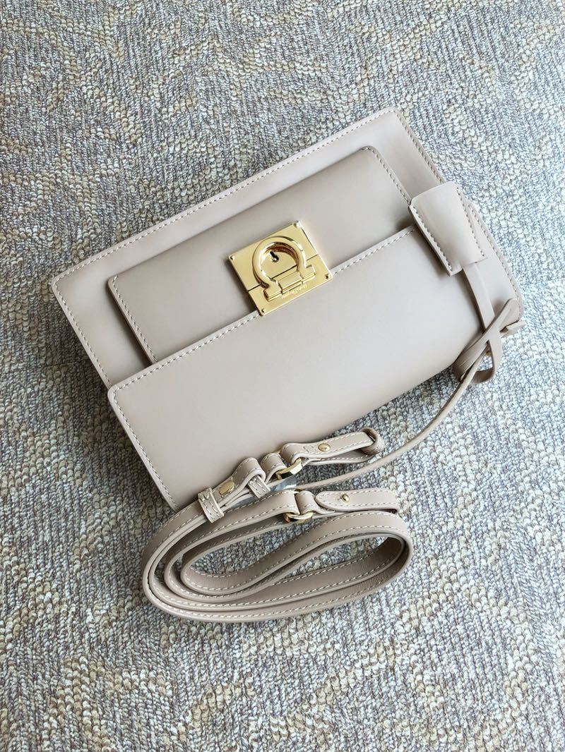 フェラガモ「Ferragamo」ガンチーニトップハンドルバッグ