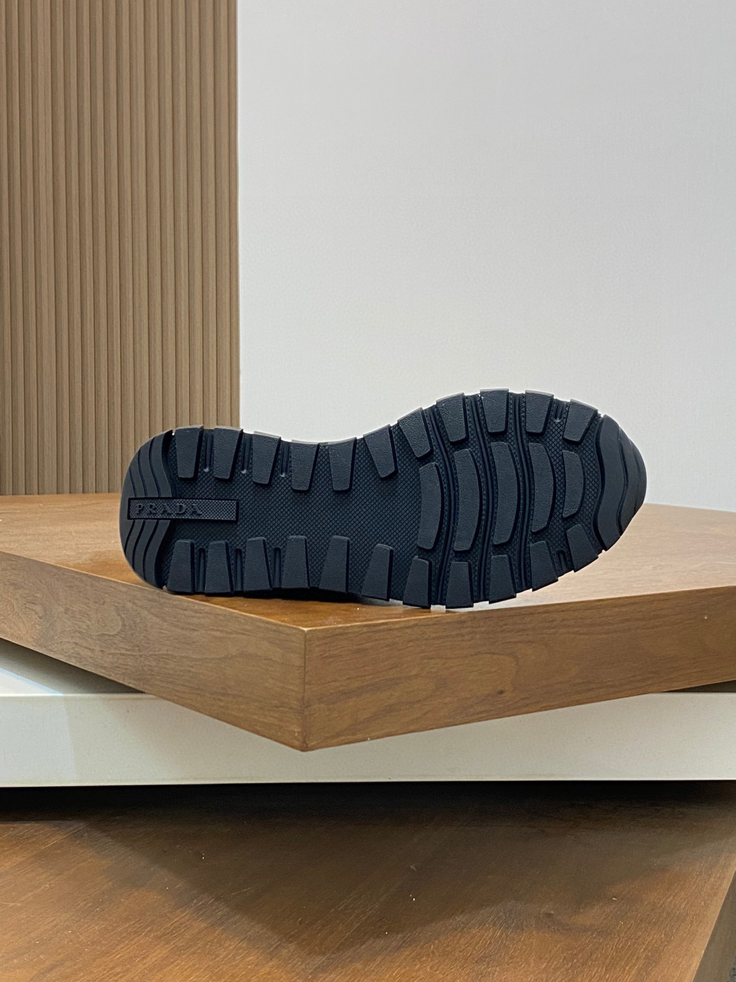 プラダ［Prada］Downtown レザースニーカー