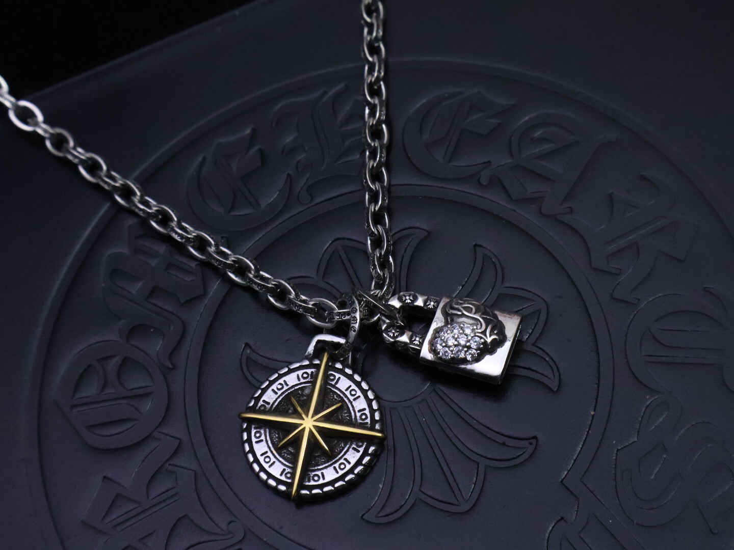 クロムハーツ「Chrome Hearts」のクラシックネックレス - 日常に上品なアクセントを添えるユニセックスモデル