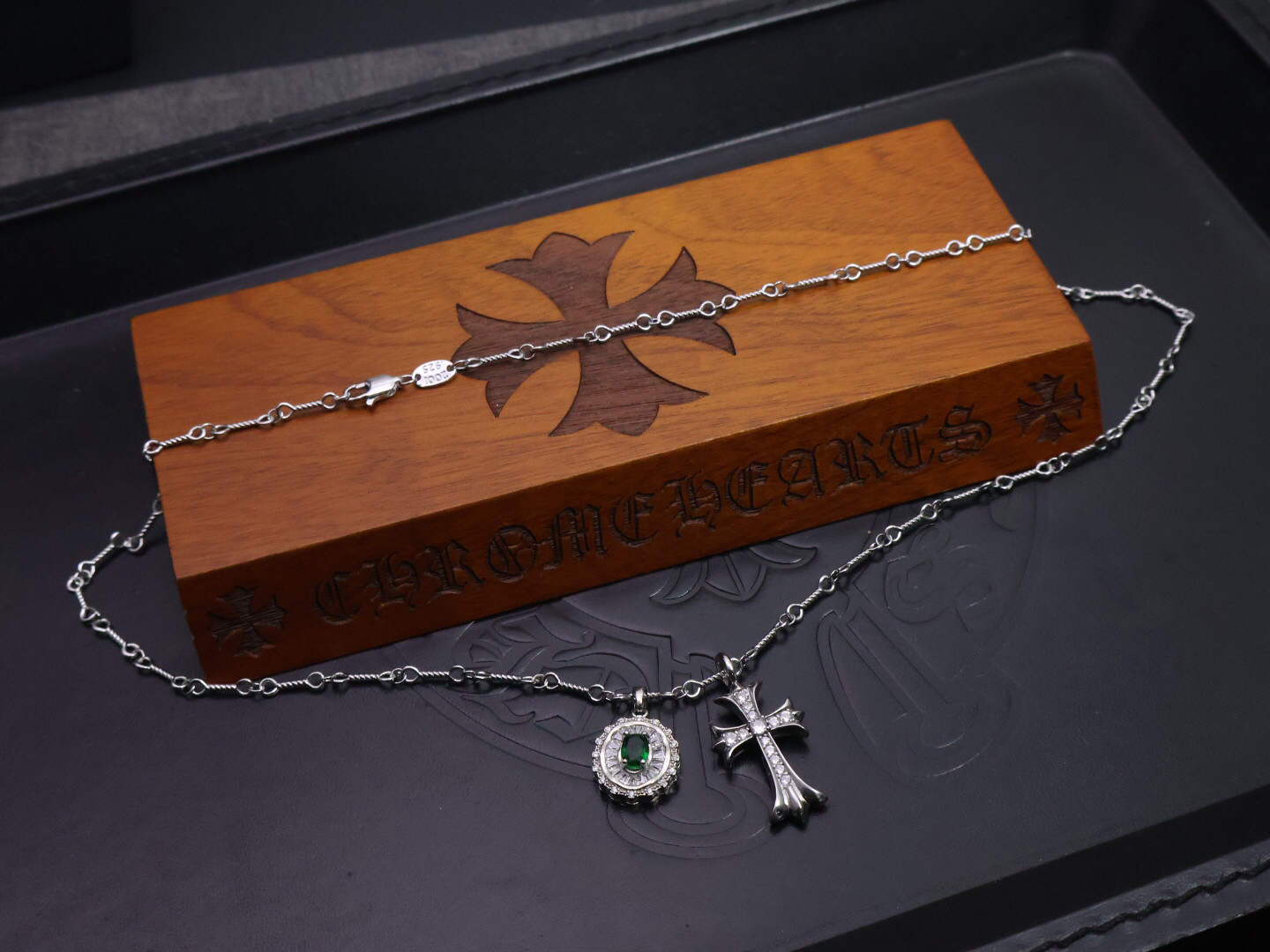 クロムハーツ「Chrome Hearts」のクラシックネックレス - 日常に上品なアクセントを添えるユニセックスモデル