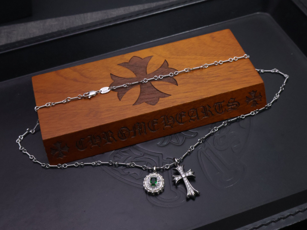 クロムハーツ「Chrome Hearts」のクラシックネックレス - 日常に上品なアクセントを添えるユニセックスモデル