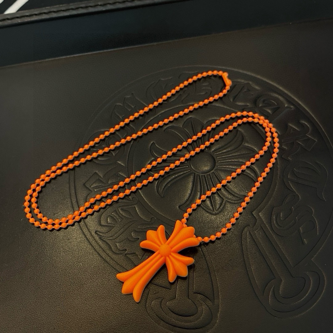 クロムハーツ「Chrome Hearts」クロスチャームネックレス（レジン製）
