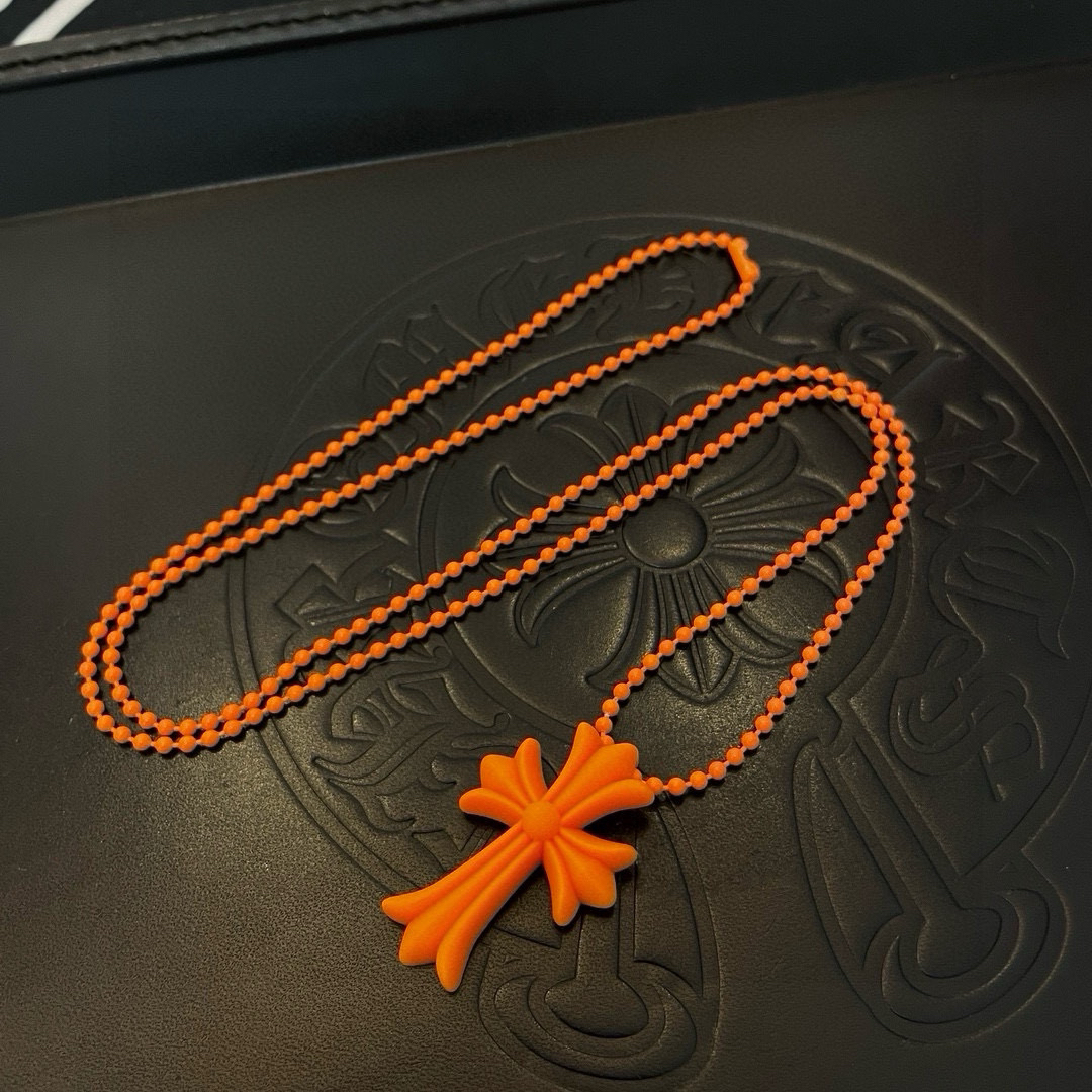 クロムハーツ「Chrome Hearts」クロスチャームネックレス（レジン製）