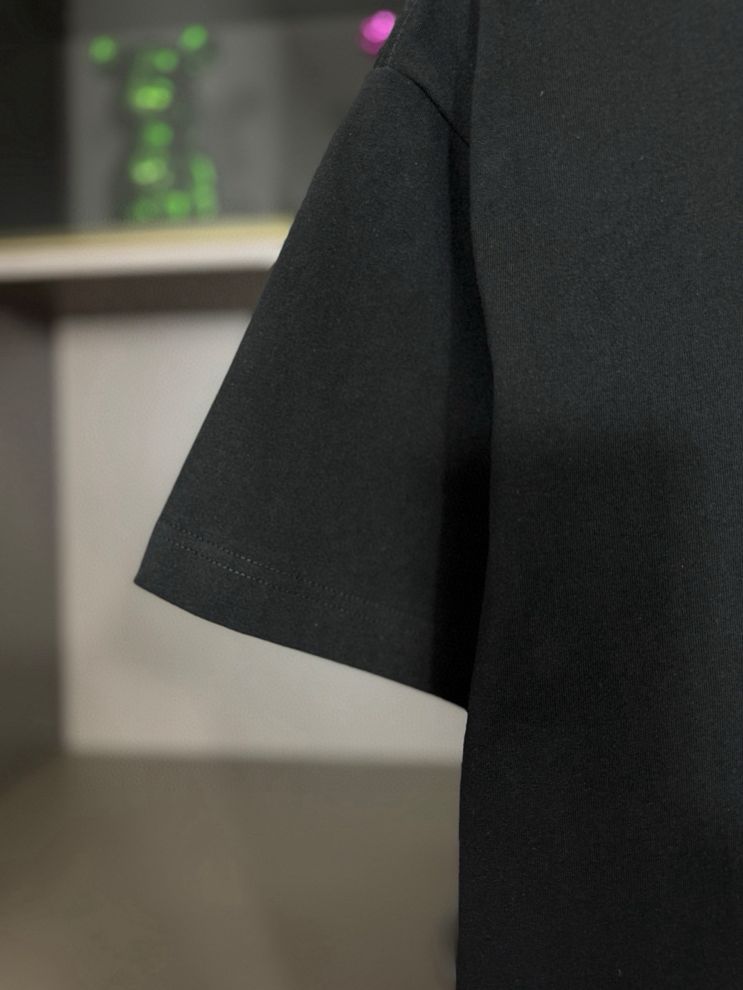 プラダ「Prada」25SS トライアングルロゴ プリント＆刺繍Tシャツ