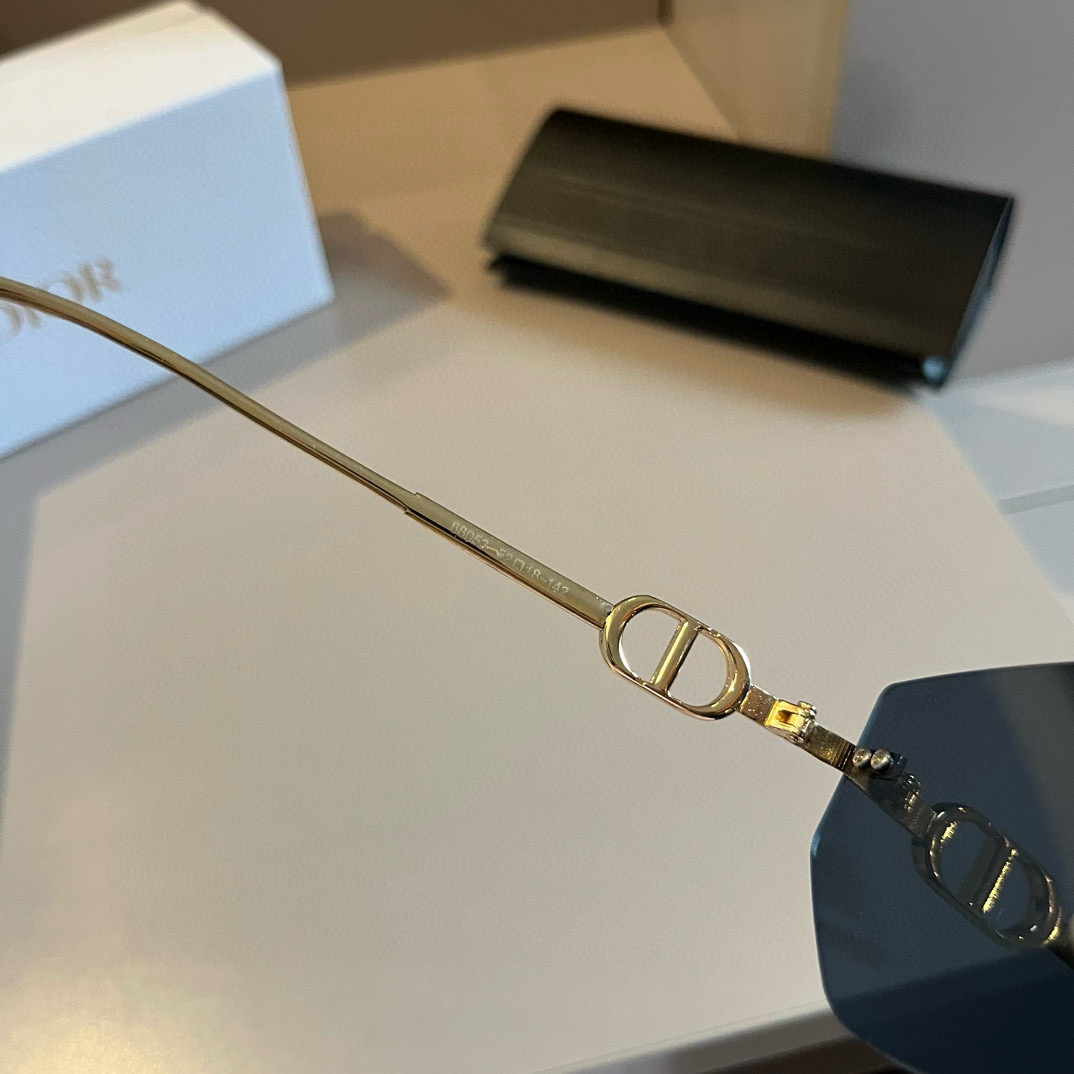 ディオール「Dior」So Real サングラス