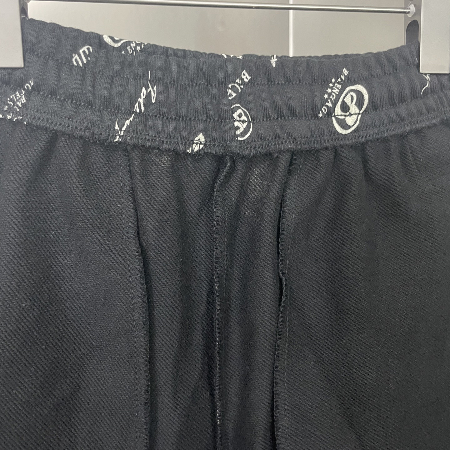 バレンシアガ「Balenciaga」ヘビーウォッシュ＋インディゴ染め＋フルロゴプリントショートパンツ