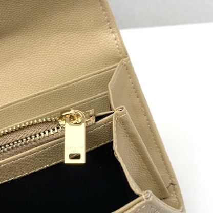 サンローラン「Saint Laurent」カサンドラ マトラッセ ラージ フラップウォレット（グレイン・ド・プードル エンボスレザー）