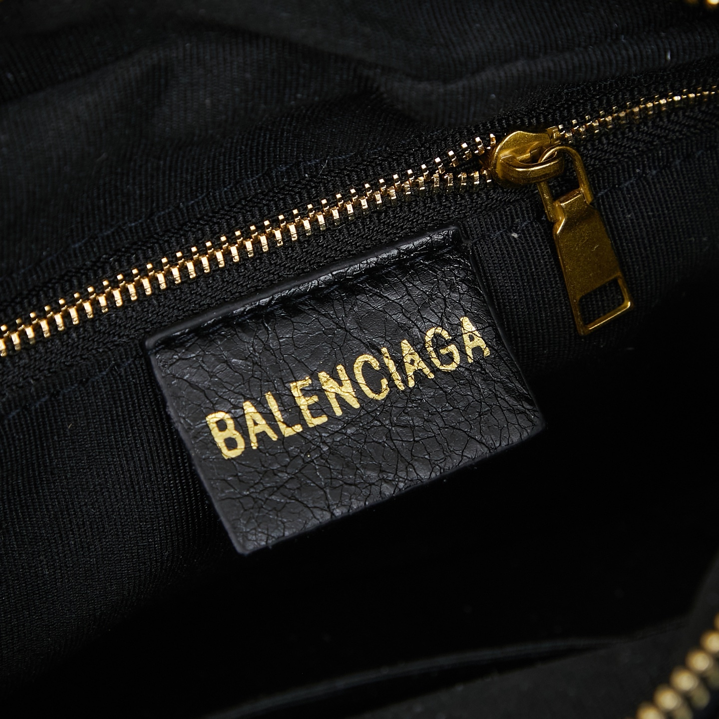 バレンシアガ「Balenciaga」 バライセンツ カメラバッグ登場！新しいファッションの寵児誕生