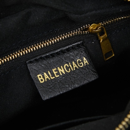 バレンシアガ「Balenciaga」 バライセンツ カメラバッグ登場！新しいファッションの寵児誕生